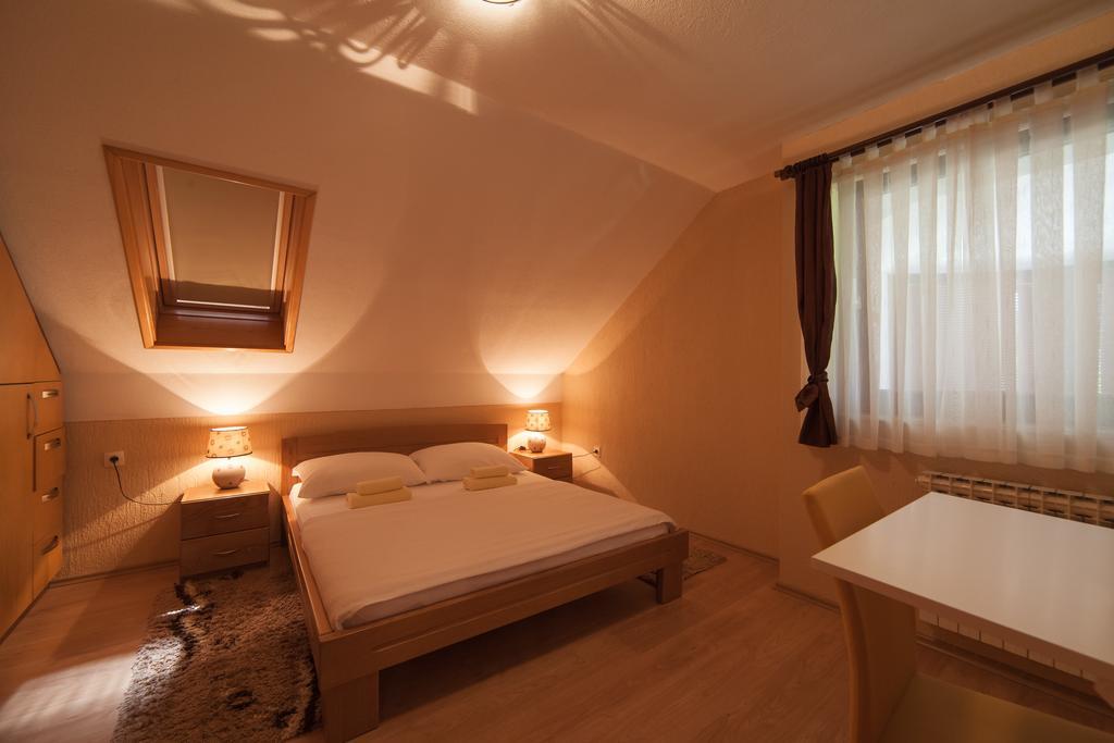 Apartmant & Room Bruna Dreznik Grad Exterior photo