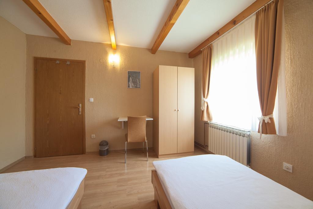 Apartmant & Room Bruna Dreznik Grad Exterior photo