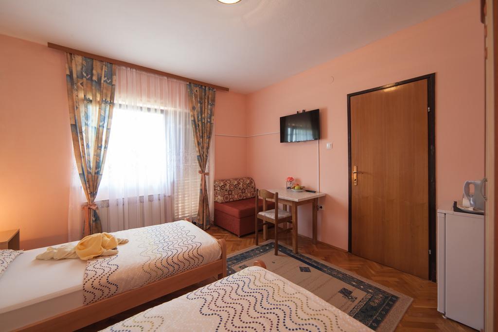 Apartmant & Room Bruna Dreznik Grad Exterior photo